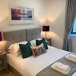 Urban Living\'S - The Burley Luxury City Apartment